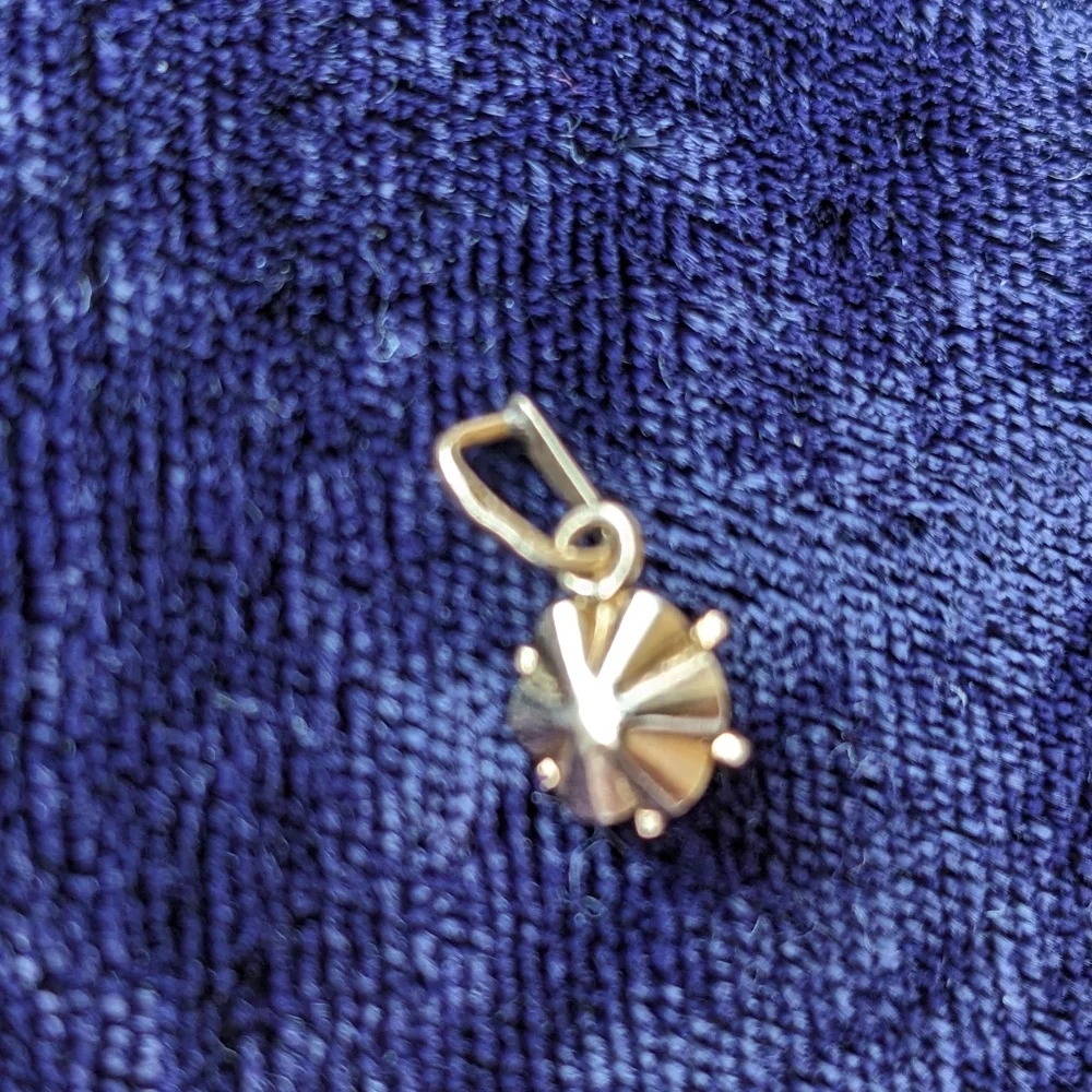 Solid 10K Gold Flower Pendant, Vintage - Picture 3 of 9